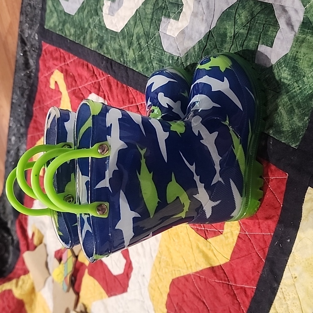 Boys shark light up rain boots